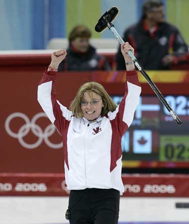 图文:冬奥会女子冰壶赛 加拿大选手庆祝胜利
