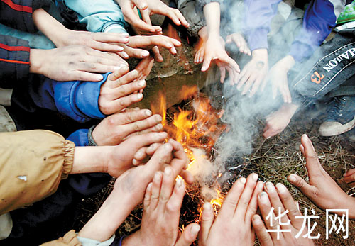 学生们在操场上升火取暖