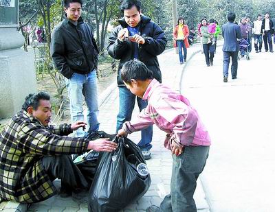 记者跟访流浪儿四昼夜:要够三年饭县长也不换