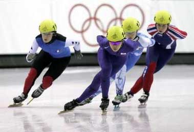 图文:短道速滑女子1000米 韩国选手预赛中领跑