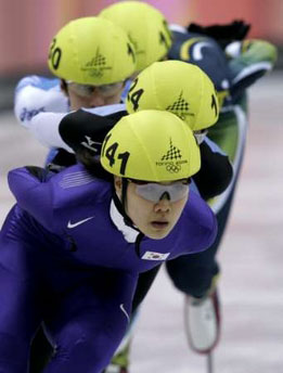 图文：短道速滑女子1000米 韩国选手一路领跑