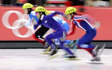 图文短道速滑女子1000米预赛选手起跑瞬间