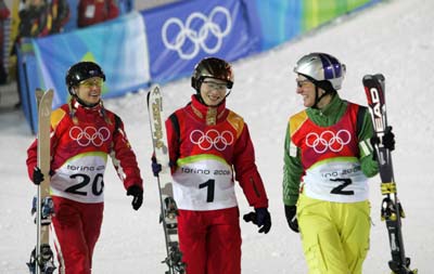 图文：女子自由式滑雪 中国选手李妮娜谈笑风生