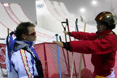 图文：女子自由式滑雪 李妮娜与教练研究动作
