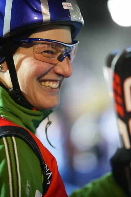 图文：女子自由式滑雪 瑞士名将勒乌向观众致意