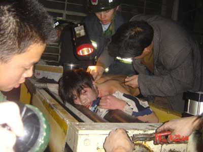 浙江工人不慎被旋转机器卷入 消防官兵合力救人