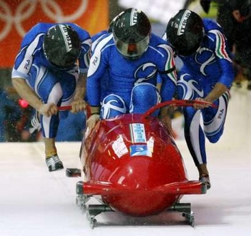 图文:冬奥会男子雪车 加速中的意大利雪车队