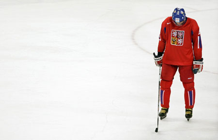 图文:冬奥男子冰球半决赛 捷克队员茕茕孑立