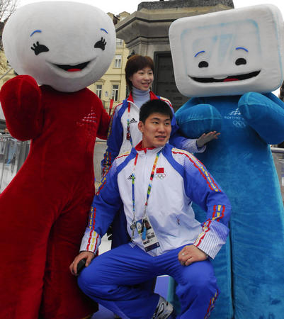 图文:中国花样滑冰队接受表彰 张昊与吉祥物