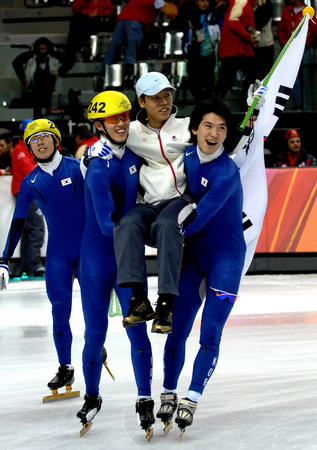 图文:韩国成短道速滑梦之队 队员在赛后欢呼