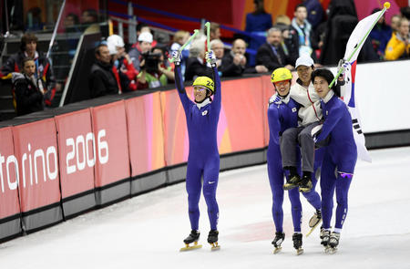 图文:韩国成短道速滑梦之队 队员在赛后欢呼