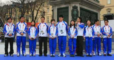 图文：中国花样滑冰队接受表彰 全体队员在现场