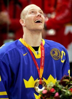 图文：冬奥会男子冰球决赛 瑞典队长麦茨接受金牌