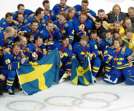 图文:瑞典男子冰球队夺金 瑞典球员集体合影