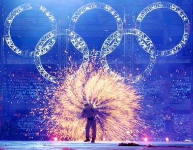 图文：冬奥会闭幕式 奥运五环火焰人的表演
