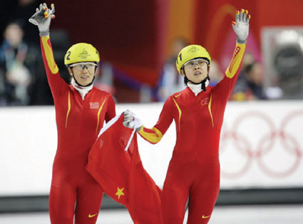 都灵冬奥会进行了短道速滑女子1000米决赛,小将王蒙夺得银,老将