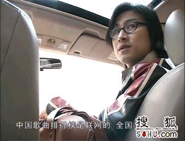 汪峰独家图文-汪峰在车上收听中国歌曲排行榜