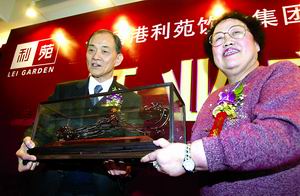 香港富华集团董事长陈丽华(右)将紫檀如意赠送给利苑集团主席陈树杰