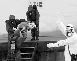 紧急救治"氨气中毒"人员(组图)