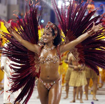 巴西狂欢节 最挑逗桑巴女郎逐个看身材喷火(图)
