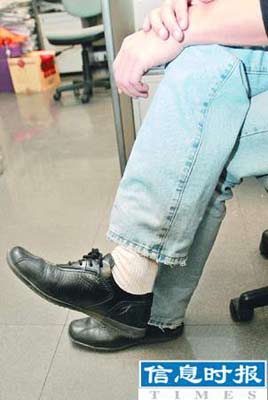 一些男士认为白袜配黑鞋是庄重表现.