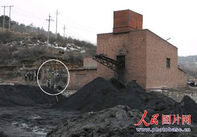 山西一煤矿发生瓦斯爆炸 2人死3人被困井下(图)