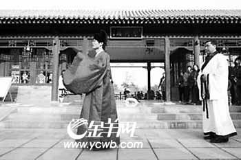 大学生穿明代汉服行成人加冠礼 校园悄悄流行