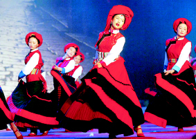 来自云南丽江纳西族上演传统歌舞欢度三朵节