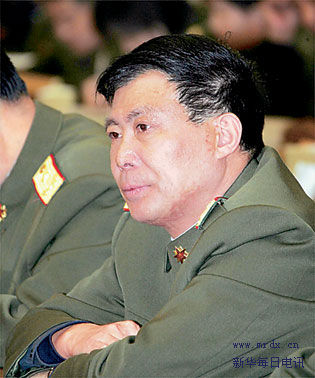 北京军区装备部部长冯兆举代表.