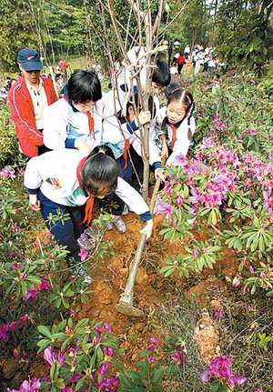 千名小学生白云山植树(图)