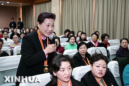 3月10日,劳模李素丽在外交部新闻发布厅提问