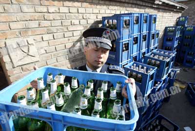 啤酒箱倚墙立 挡住厕所标志(图)