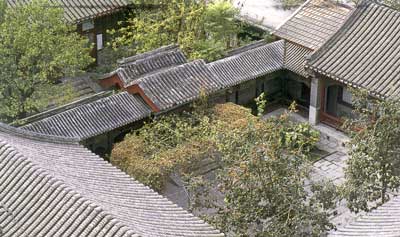 老北京四合院有正房(北房),倒座(南座),东厢房和西厢房四座房屋在四面