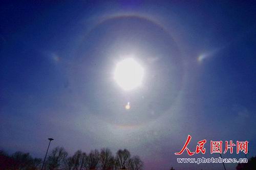 黑龙江牡丹江市:天空出现三个太阳(图)