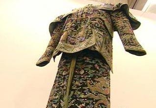 乾隆皇帝亲身龙袍现身台湾 拍卖价达3600万(图)