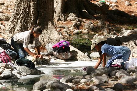 图文:两名女孩在溪水边洗衣服