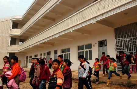 3月22日,厦门市翔安区洪前小学的学生放学后走出新建成的教学楼.