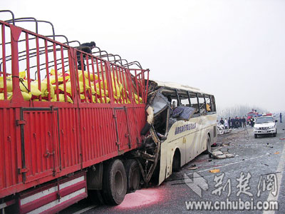 汉宜高速大客车撞上超载货车 致12人丧生(组图)