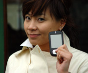 美女模特展示多普达新款智能手机830