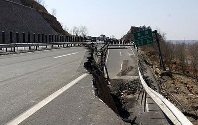 石太高速公路寿阳段塌陷百余米