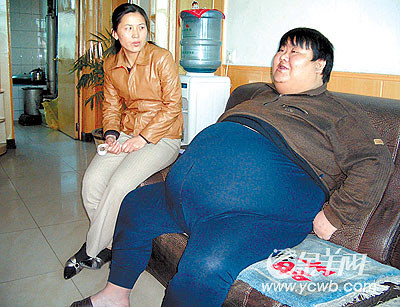 体重200公斤腰围1.8米 陕西一男子胖得要命