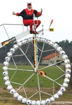 德国老人制作巨型足球自行车宣传世界杯