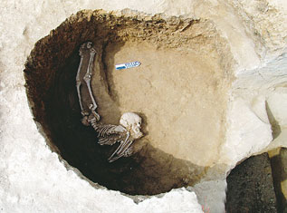 济南唐冶遗址出土神秘窖穴 发现离奇少年尸骨(图)