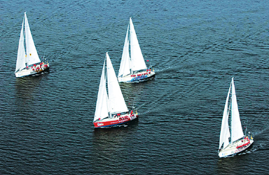 第五届"克利伯"环球帆船赛赛段冠军"利物浦"号缓缓靠岸