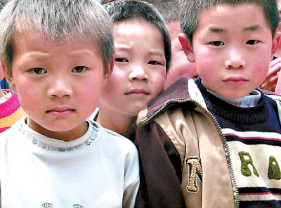 深山瑶族娃娃喜迎来自深圳的5名支教老师(图)