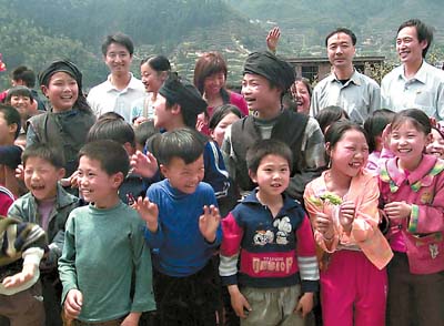深山瑶族娃娃喜迎来自深圳的5名支教老师(图)