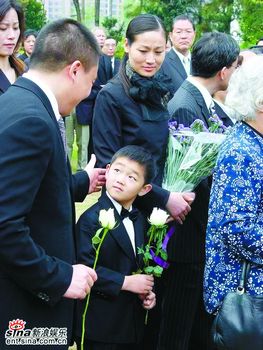 宋美英雨天哭逸飞(组图)