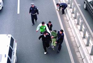 男子路上先砸车后咬民警 警方绑住手脚抬走(图