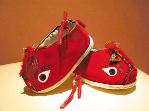 "薛俊德大妈9年前开始做鞋,最初就是想到了小孩子穿着布鞋脚不易出汗