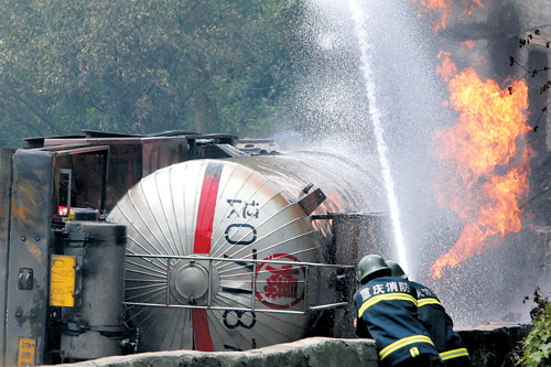 喷水降温防止罐车爆炸 烧光致癌液化气